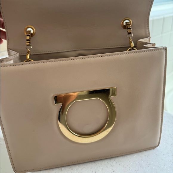 Salvatore Ferragamo Thalia Bag in Macadamia color - Picture 2 of 11